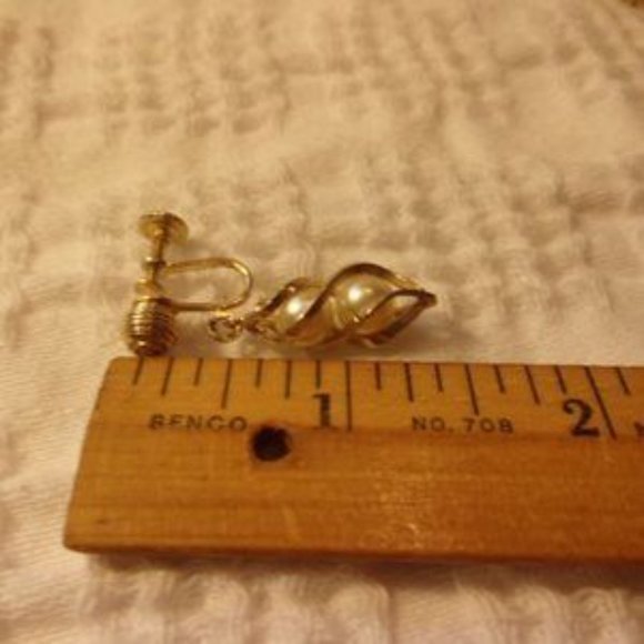 "Sarah Coventry Twirling Pearls Screwback Earrings " - Picture 4 of 4